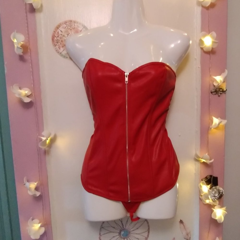 Sexy (6XL) Red Devil Faux Leather Corset and Glitzy Feather Trimmed Acessories - Picture 3 of 9